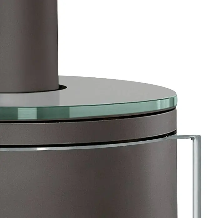 Justus Kaminofen Faro 2.0 - 6 kW, Raumheizvermögen: 115 m³, Verkleidung: Stahl/Glas, Schwarz - Nahaufnahme eines modernen Beistelltisches mit Glasplatte und mattem Metallfuß, der modernes Design und hochwertige Materialien vereint.