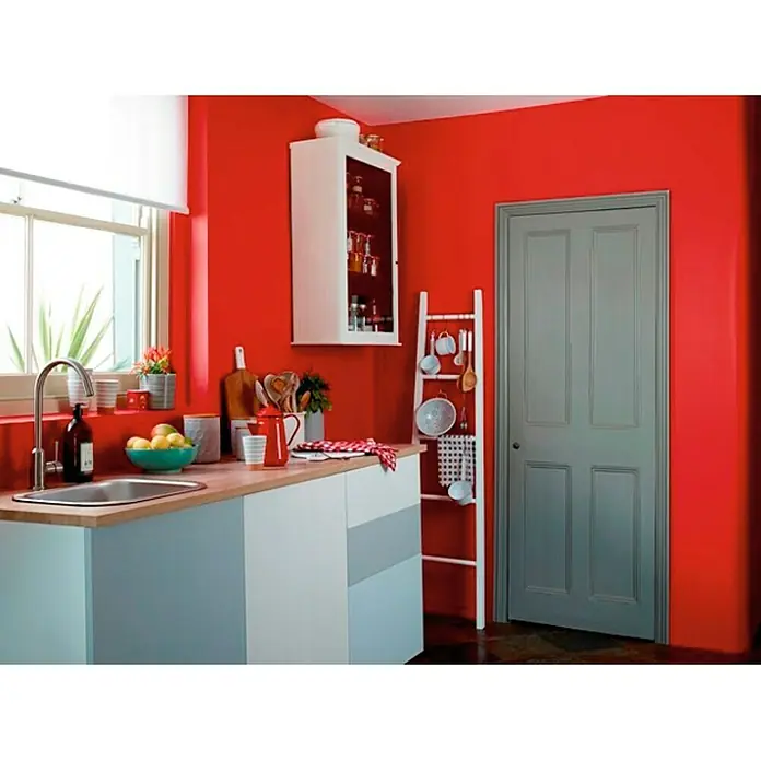 Bruguer Esmalte de color Acrylic Multisuperficie - Grafito, Satinado, 750 ml, Base de agua - Cocina en rojo, blanco y gris con fregadero, armario de cocina y escalera decorativa con tazas. Un diseño de cocina moderno y colorido.
