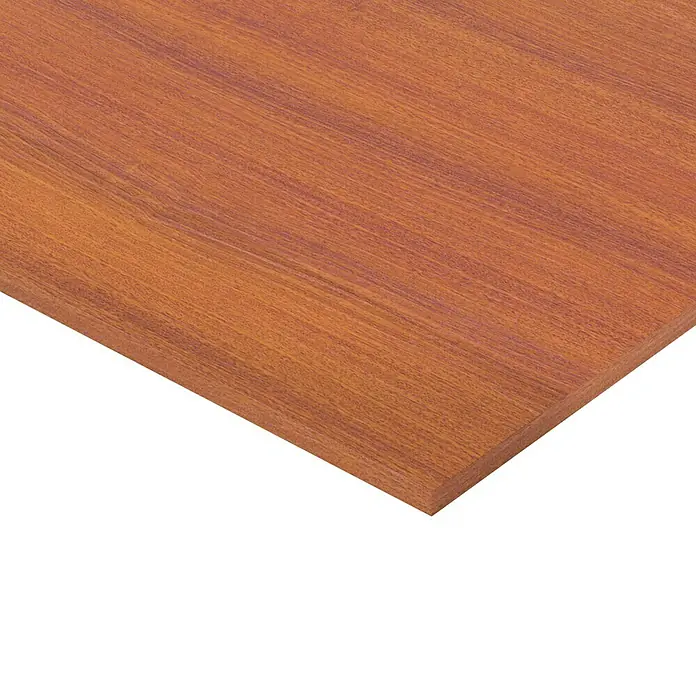 Finsa Tablero de melamina - Sapelly, 80 x 40 x 1,6 cm - Primer plano de un panel de madera con tonos cálidos y grano fino, ideal para la fabricación de muebles o proyectos de interiorismo.\n