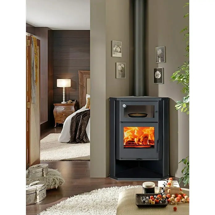 Panadero Estufa de leña esquinera Coimbra - 7 kW, Volumen de calefacción: 280 m³, Antracita - Elegante habitación de esquina con una estufa de leña negra, que aporta calidez y estilo al espacio y crea un ambiente acogedor.