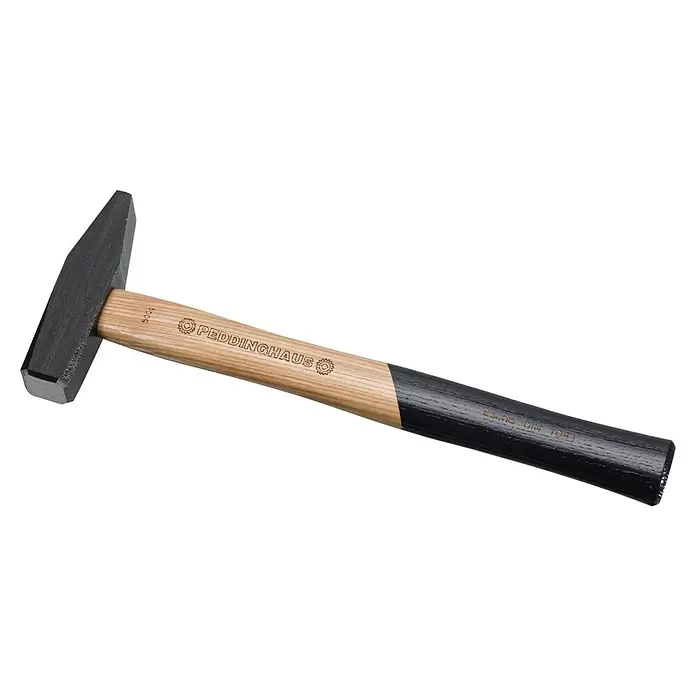 Peddinghaus Schlosserhammer - Eschenholz, Geschmiedet, Gewicht Kopf: 200 g - Schwarzer Metallhammer mit hellem Holzgriff, teilweise schwarz lackiert, mit Gravuren von Marke und Gewicht.