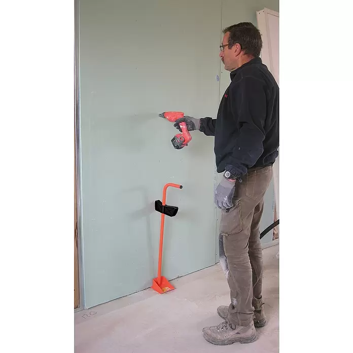 Mondelin Plattenheber - Orange, Geeignet für: Gips - Orange Gipskartonstütze hilft einem Arbeiter bei der Montage einer Gipskartonplatte.