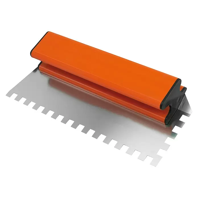 Mondelin Zahnspachtel - Zahnung: 10 mm, Klingenlänge: 300 mm - Gekerbte Glättekelle mit orangefarbenem Griff und silberner Metallklinge zum Auftragen von Klebstoff oder Mörtel.