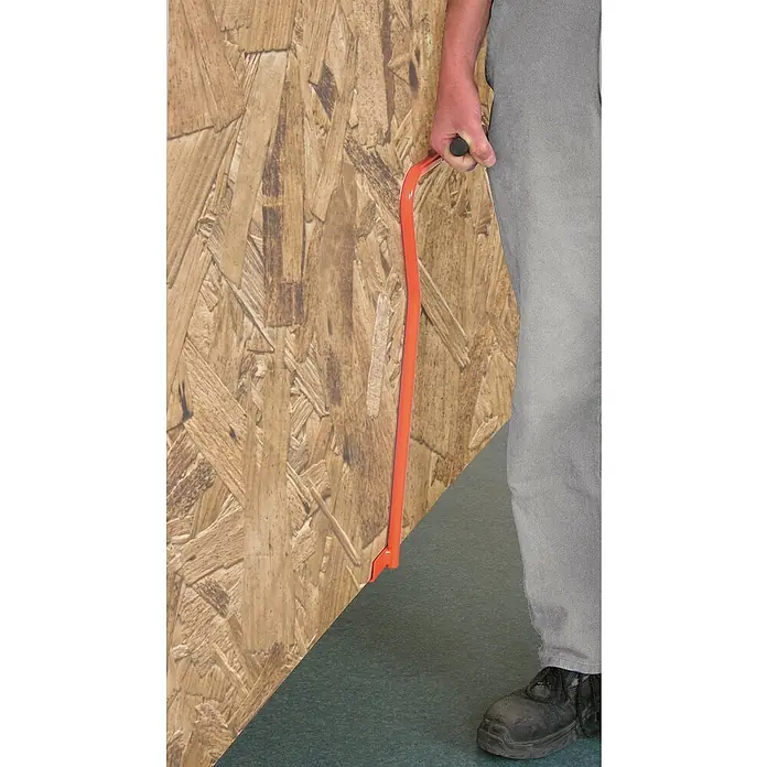 Mondelin Tragegriff - Gesamtlänge: 62 cm, Geeignet für: Gipskartonplatten - Ein Bauarbeiter mit einer orangefarbenen Paneelhebevorrichtung, die zum Anheben und Transportieren schwerer Holzplatten verwendet wird.