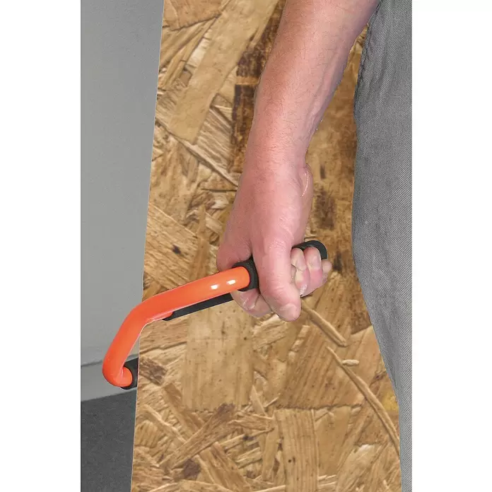 Mondelin Plattenheber - Orange, Geeignet für: Gipskartonplatten - Orange-schwarzer Plattenheber, von einer Hand gehalten, der eine Holzplatte greift.