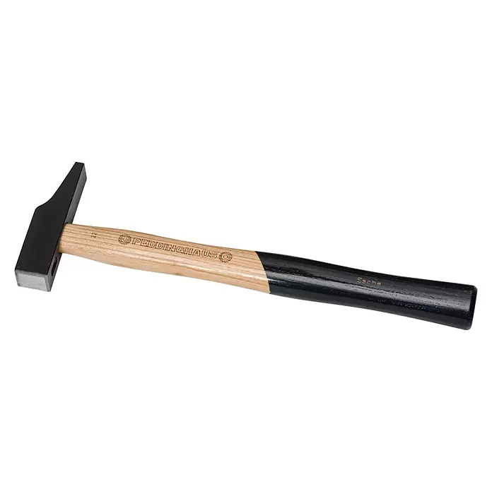 Peddinghaus Schlosserhammer - 450 g, Eschenholz - Schwarzer Schlosserhammer mit hellem Holzstiel, PEDDINGHAUS-Branding und einem dunkel lackierten Griff aus Eschenholz.