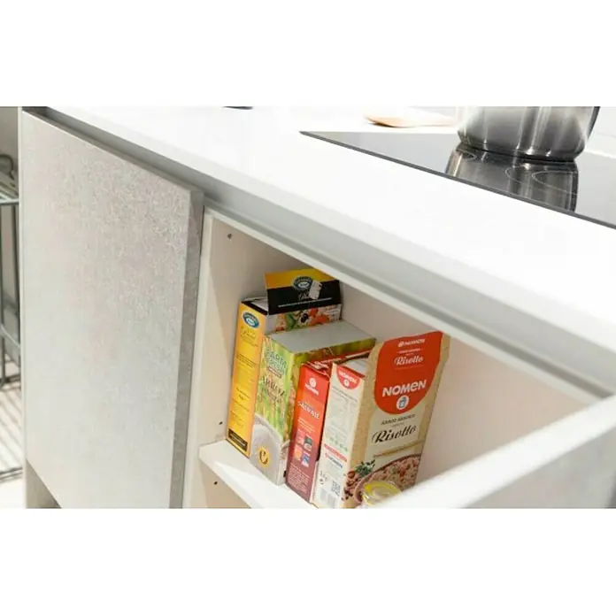 Arregui Caja de caudales Chef C-9371 - L x An x Al: 13,7 x 6,8 x 18,8 cm - Primer plano de paquetes de risotto y arroz Nomen, cuidadosamente guardados en un cajón de cocina blanco.