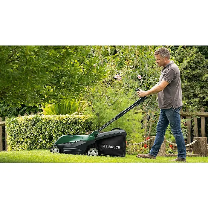 Bosch Power for All 36V Akku-Rasenmäher AdvancedRotak 36V-44-750 - 36 V, 1 Akku, 6 Ah, Schnittbreite: 44 cm - Ein Mann benutzt einen Bosch Rasenmäher im Garten, um den Rasen zu mähen. Der Rasenmäher ist grün und schwarz und hat einen Fangkorb.