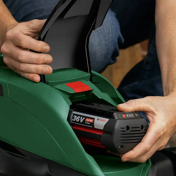 Bosch Power for All 36V Akku-Rasenmäher AdvancedRotak 36V-44-750 - 36 V, 1 Akku, 6 Ah, Schnittbreite: 44 cm - Der Bosch Akku 36V 4.0Ah Li-Ion wird in ein grünes Gartengerät eingesetzt. Der Akku ist schwarz-rot und trägt das Bosch Logo.