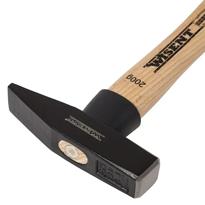 Wisent Schlosserhammer200 g, Holz Hickory - Ein schwarzer Wisent Hammer mit Holzgriff, ideal für Werkstattarbeiten. Das Werkzeug ist robust und langlebig.