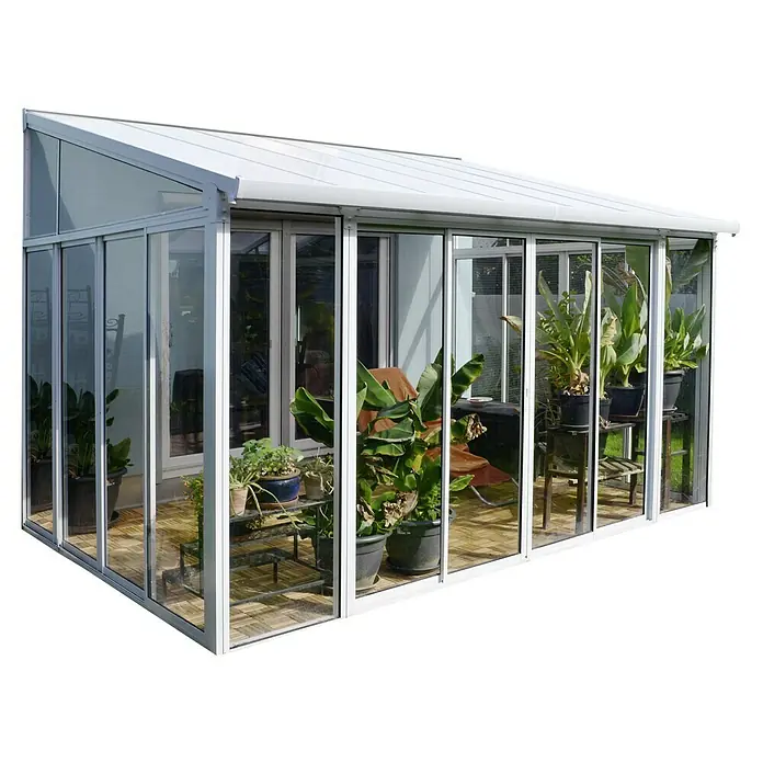 Palram – Canopia Wintergarten San Remo - B x T x H: 4,25 x 3 x 3,1 m, Verkehrsweiß - Das Bild zeigt ein Gewächshaus mit Pflanzen. Das Gewächshaus hat eine weiße Rahmenkonstruktion und Glaswände. Im Inneren befinden sich verschiedene Pflanzen in Töpfen.