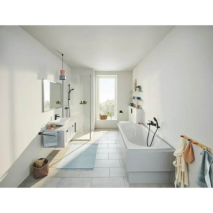 Grohe QuickFix Vitalio Start Brausegarnitur 110 - Lochabstand: 47 cm - 62 cm, Anzahl Strahlarten: 2 Stk., Schwarz - Helles Badezimmer mit weißen Fliesen, Badewanne und Waschtisch. Moderne Armaturen in Schwarz setzen stilvolle Akzente.