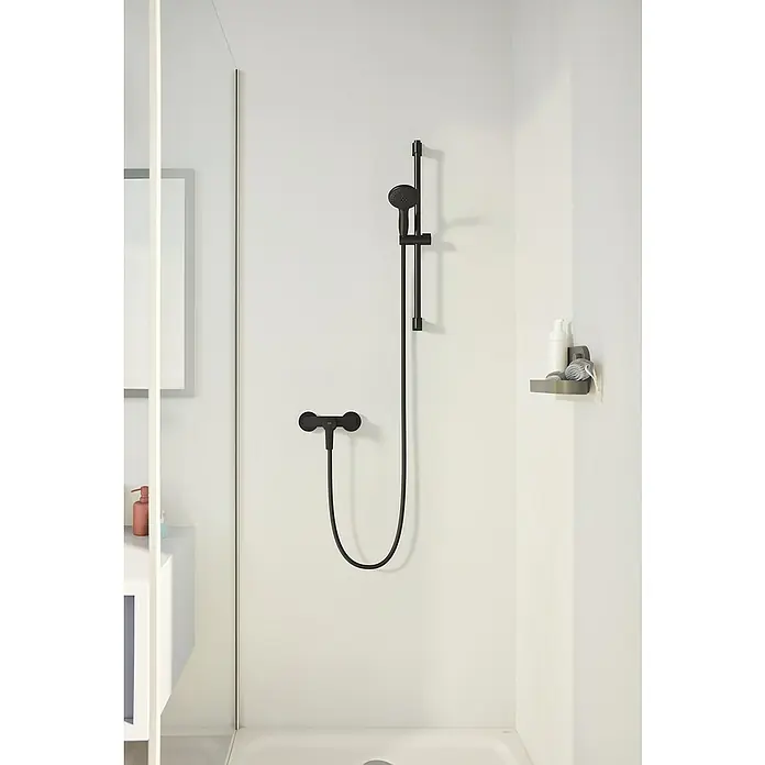 Grohe QuickFix Vitalio Start Conjunto de ducha - Distancia entre orificios: 47 cm - 62 cm, Número de tipos de chorro: 2 ud., Negro - Imagen de un conjunto de ducha negro con ducha de mano y mezclador termostático en una pared de baño blanca.