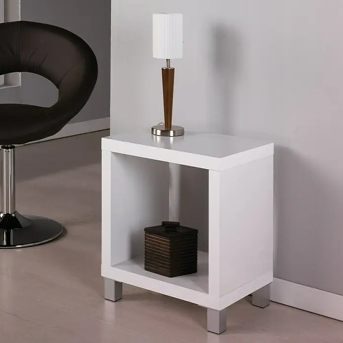 Mesa auxiliar Kubox - L x An x Al: 29 x 41 x 41 cm, Blanco - Mesita de noche con lámpara: Una mesita de noche blanca moderna con una lámpara elegante y una caja decorativa en el estante.