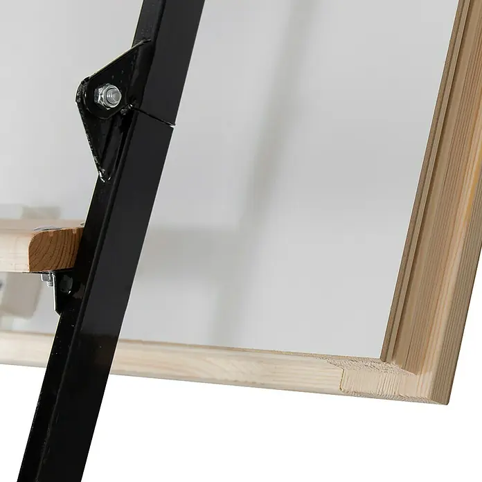Star Stairs Bodentreppe Raumsparsam Plus - 80 x 60 cm, Wärmedämmung: 0,85 W/(m²K) - Nahaufnahme einer Staffelei mit schwarzem Metallrahmen und Holzdetails, ideal zum Malen und Ausstellen von Kunstwerken.