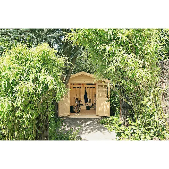 Kiehnholz Gartenhaus Vaasa - Außenmaß inkl. Dachüberstand (B x T): 280 x 300 cm, Holz, Natur - Ein hölzernes Gartenhaus, eingebettet in üppiges Grün, mit geöffneten Türen, die Werkzeuge, ein Fahrrad und Gummistiefel zeigen.