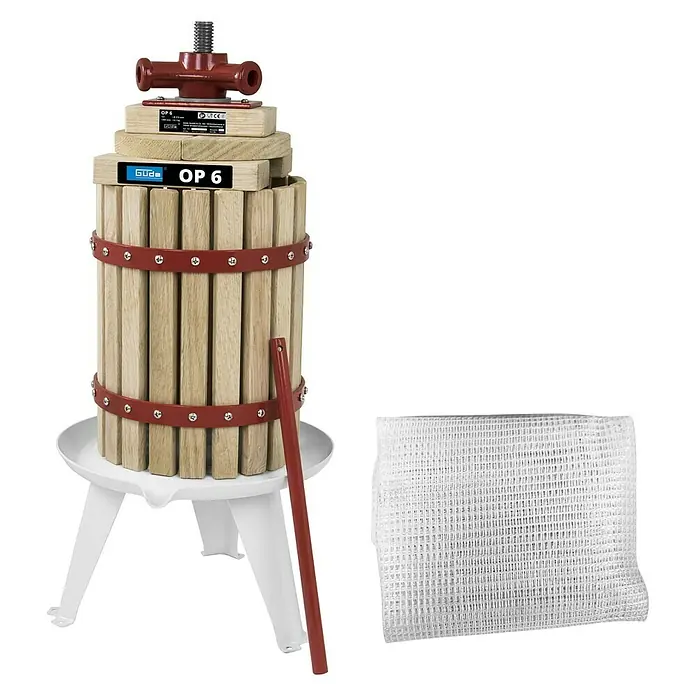 Güde Obstpresse OP 6 - Fassungsvermögen: 6 l - Das Bild zeigt eine Obstpresse, umgeben von einem Presssack. Die robuste Konstruktion und der Presssack sind ideal für die Saftherstellung.