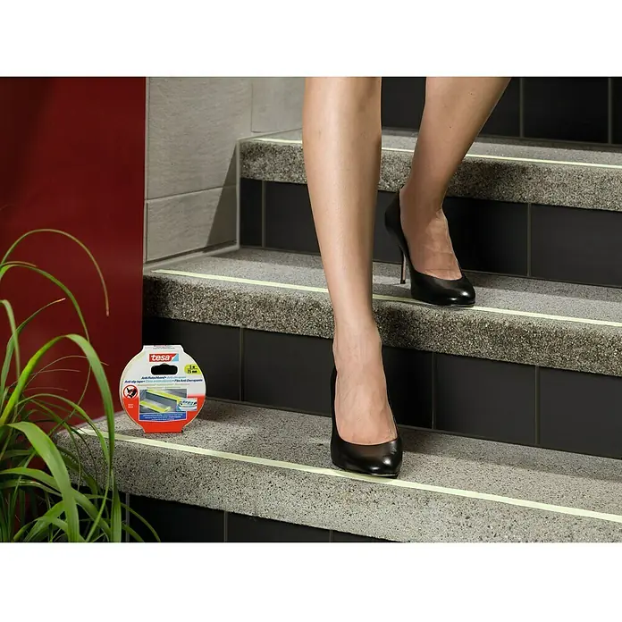 Tesa Cinta antideslizante - Negro, 5 m x 25 mm - Cinta antideslizante Tesa en escaleras para mayor seguridad. La cinta es muy visible y proporciona un agarre seguro.