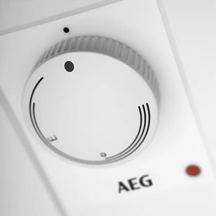 AEG Termo eléctrico Huz 5 Basis - 5 l, 2.000 W, Rango de temperaturas: 35 °C - 85 °C, Montaje bajo mesa - Primer plano de un electrodoméstico AEG blanco con un dial para el control de la temperatura y una luz indicadora roja.