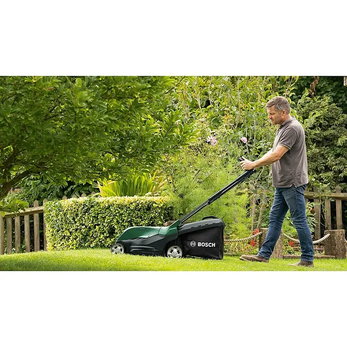 Bosch Power for All 36V Akku-Rasenmäher AdvancedRotak 36V-44-750 - 36 V, 2 Akkus, 4 Ah, Schnittbreite: 44 cm - Ein Mann benutzt einen Bosch Rasenlüfter im Garten, um den Rasen zu pflegen. Das Gerät ist grün und schwarz und hat einen Fangkorb.