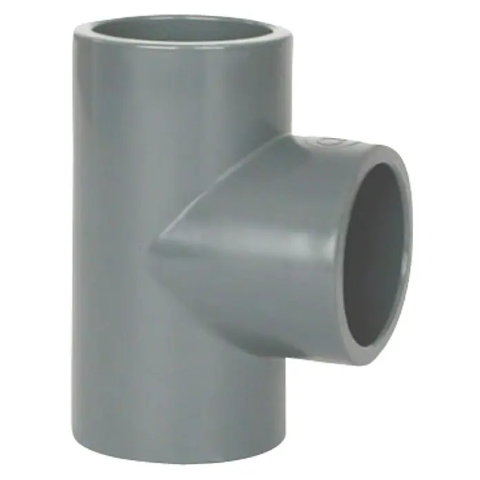 Te de PVC presión - 20 mm, PVC - Primer plano de una pieza en T de PVC gris, utilizada en fontanería para conectar tubos, mostrando su robusta construcción.
