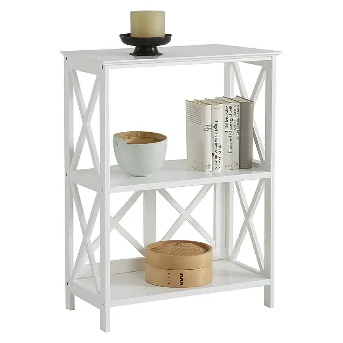 Estantería de madera Victoria - L x An x Al: 30 x 60 x 77 cm, Número de baldas: 3 ud., Blanco - Una estantería blanca de tres estantes, con elementos decorativos como libros y una vela en la parte superior.
