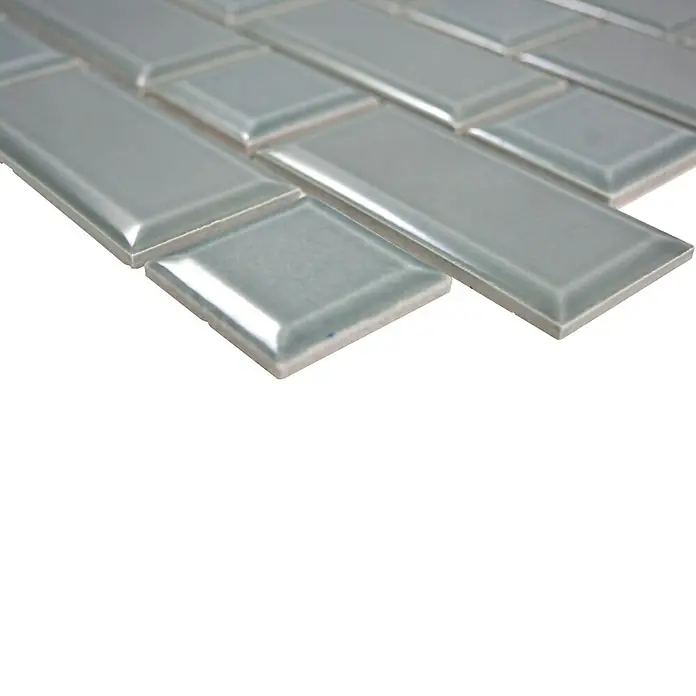 Mosaikfliese Metro Uni CG M06PM - 29,4 x 29,1 cm, Petrol, Glänzend - Detailaufnahme von hellgrauen, glänzenden Mosaikfliesen im rechteckigen Format für stilvolle Wandgestaltungen.