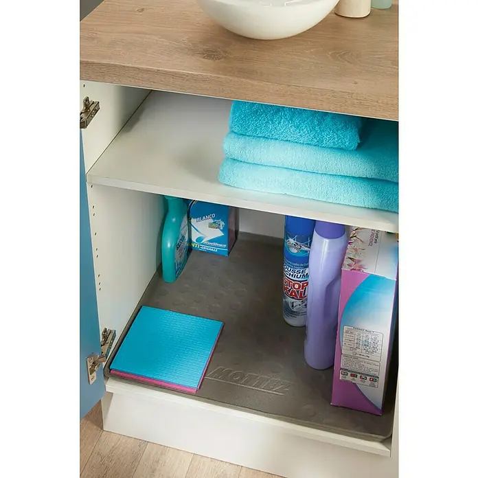 Protector para muebles bajo fregadero - 60 x 50 cm - Una mirada a una estantería de baño con productos de limpieza y toallas dobladas.