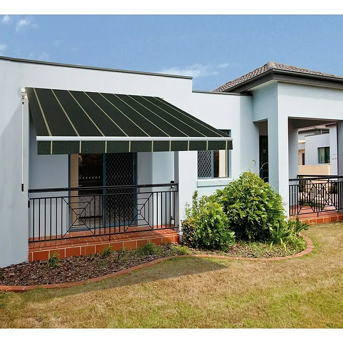 SmartSun Toldo de brazos extensibles Original Kit Acrílico - Gris oscuro, Ancho: 4 m, Caída: 2,5 m - Imagen de una fachada con un toldo elegante, proporcionando sombra y mejorando visualmente el aspecto exterior del edificio.