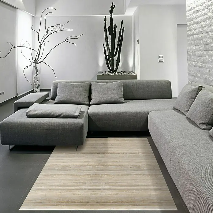 Alfombra de bambú Cool - Yeso, 240 x 160 cm - Una elegante alfombra con un patrón de rayas horizontales se encuentra debajo de un sofá gris en una sala moderna.