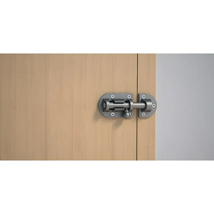 Abus Pestillo deslizante SRDR80 - Puerta interior, Níquel - Primer plano de un cerrojo en una puerta de madera, que garantiza seguridad y privacidad.