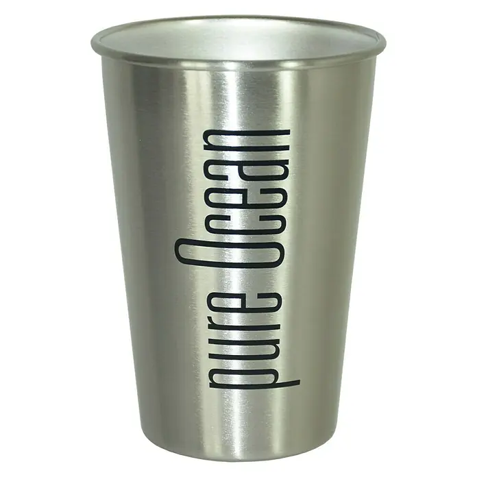 Yachticon Trinkbecher - Fassungsvermögen: 0,5 l, Edelstahl, Silber - Ein silberfarbener Edelstahlbecher mit dem Aufdruck "pure ocean", ideal für Outdoor-Abenteuer und umweltbewusste Menschen.