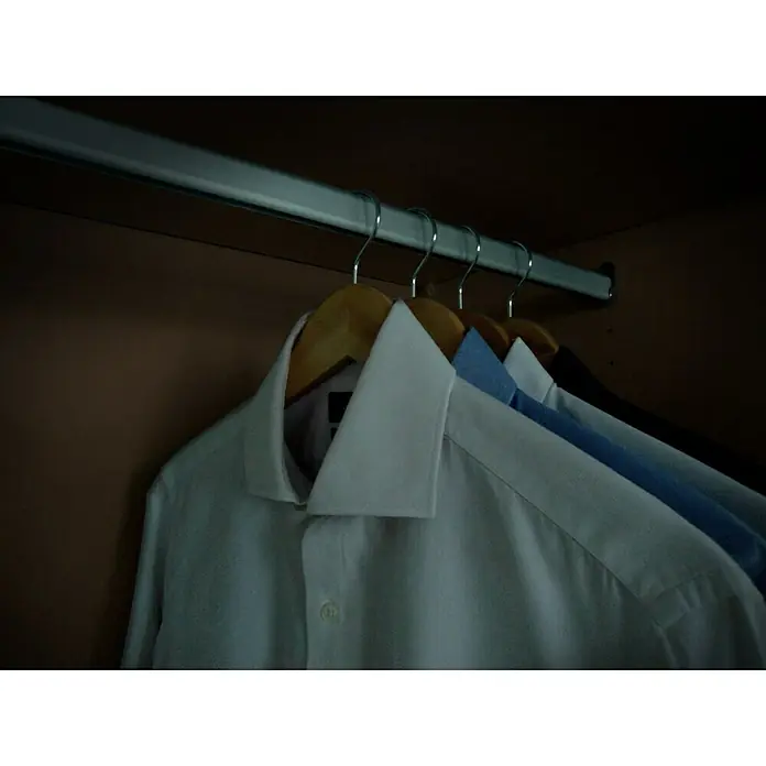 Jocca Barra para ropa con luz y sensor - L x An x Al: 56,8 x 1 x 4,7 cm, Plateado, Armarios para ropa - Camisas de hombre de varios colores colgadas ordenadamente en el armario. Una selección elegante para el hombre con estilo.