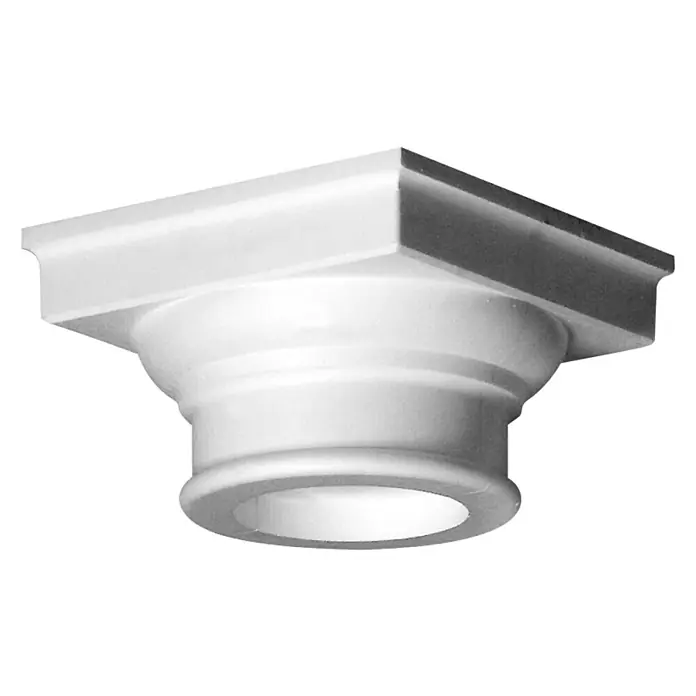 Dekoelement Halbsäule Kapitell IG/H - 16,2 x 18,5 cm, Expandiertes Polystyrol (EPS) - Detailaufnahme eines weißen Säulenkapitells, das klassische architektonische Elemente auf schwarzem Hintergrund zeigt.