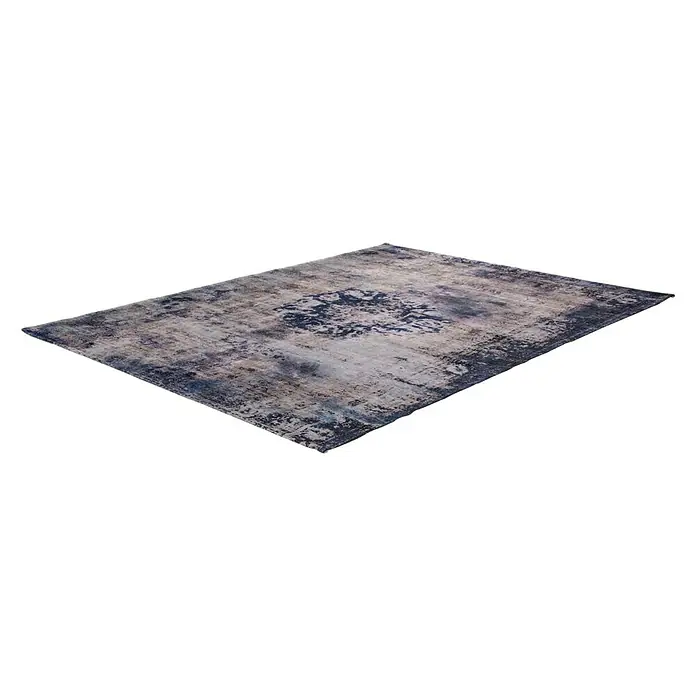 Kayoom Kurzflorteppich Vintage - Blau/Grau, 230 x 160 cm, 100 % Polyacryl - Ein rechteckiger Teppich mit einem abstrakten Design in Grau- und Blautönen liegt auf einem schwarzen Hintergrund.
