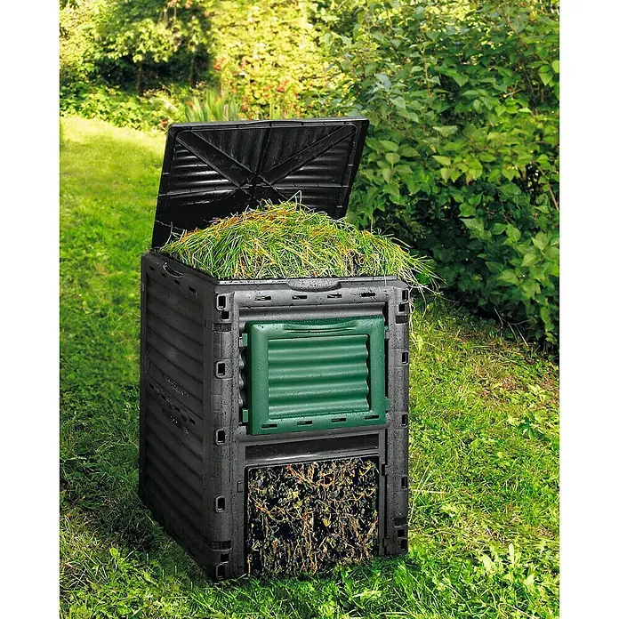 Komposter - 300 l, 61 x 61 x 83 cm - Kompostbehälter aus Kunststoff mit offenem Deckel, gefüllt mit Gartenabfällen, im Grünen.