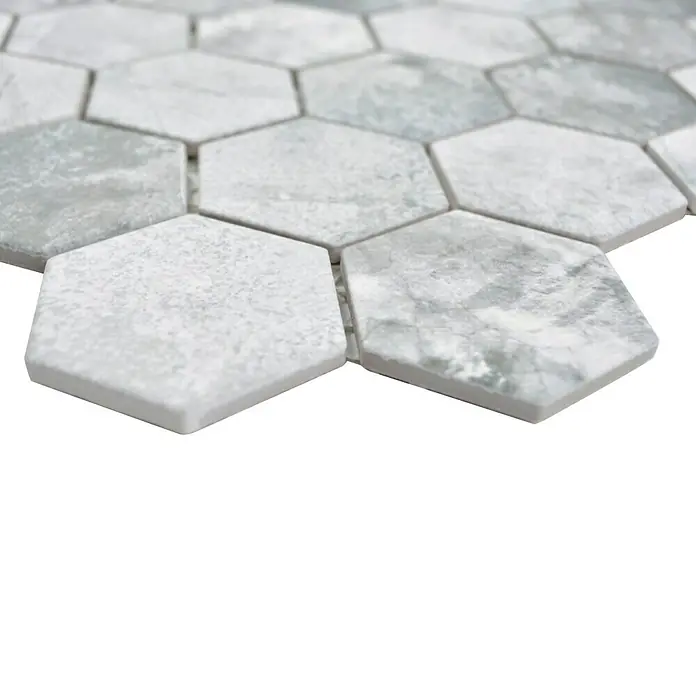 Mosaikfliese Hexagon HX CURIO ZLG - 32,5 x 28,1 cm, Grau, Matt - Nahaufnahme von grauen Sechseckfliesen mit Marmoroptik. Ideal für Küchenrückwände oder Badezimmerböden, die ein elegantes und modernes Aussehen wünschen.