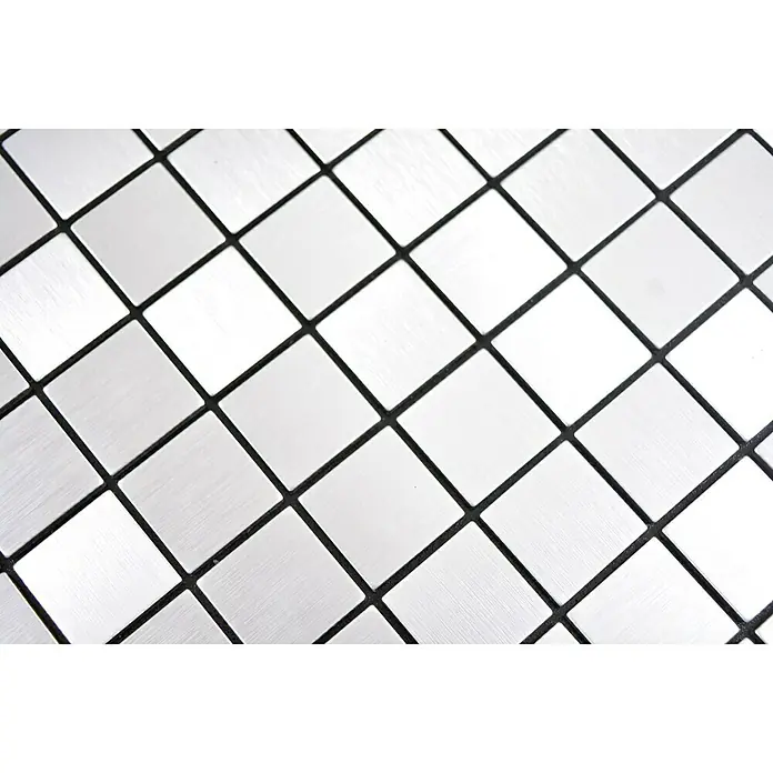 Selbstklebemosaik SAM 4AL7S - 29 x 29 cm, Silber, Matt - Nahaufnahme von quadratischen, silbernen Mosaikfliesen mit dunklen Fugenlinien, die ein modernes und stilvolles Design für Innenräume zeigen.
