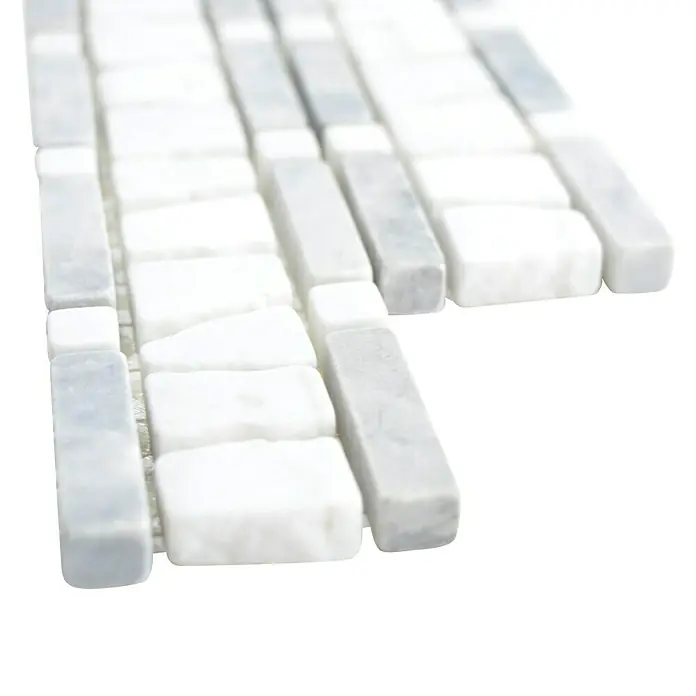 Fliesenbordüre Ladder BO LA GW03 - 30 x 5 cm, Mix Grau/Weiß, Matt - Ein Detailaufnahme von rechteckigen Mosaikfliesen in Weiß- und Grautönen, die ein elegantes und modernes Design für Innenräume bieten.