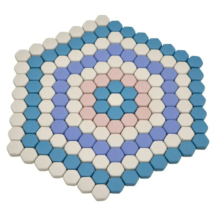 Mosaikfliese Hexagon CUBA HX9M - 18 x 17,8 cm, Blau/Rosa/Weiß, Matt - Eine quadratische Topfuntersetzer-Fliese mit sechseckigen blauen, weißen, lila und rosa Mosaiken, ein elegantes Küchenaccessoire.