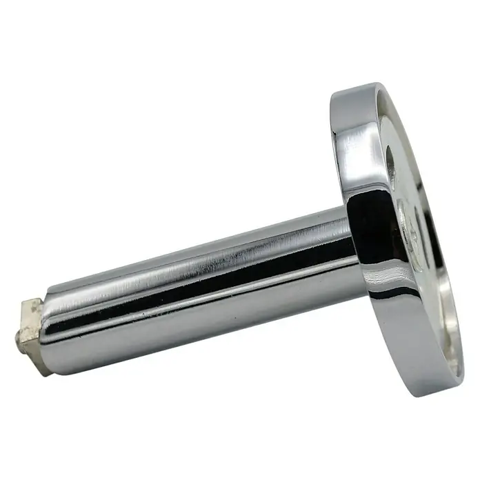 Expo Ambiente Träger Match - Chrom, Geeignet für: Gardinenstangen Ø 20 mm, 7 cm - Nahaufnahme eines verchromten Wandhalterung für Bad-Accessoires, ideal zur Befestigung und stilvollen Anbringung verschiedener Badutensilien.