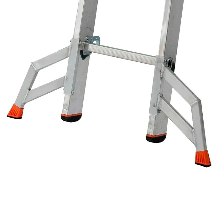 Krause Monto Mehrzweckleiter Tribilo - Arbeitshöhe: 10,9 m, Anzahl Tritte: 42 Stk., Belastbarkeit: 150 kg, Aluminium - Nahaufnahme einer Aluminiumleiter, die Stabilität durch robuste Füße mit orangefarbenen und schwarzen Gummiüberzügen bietet.