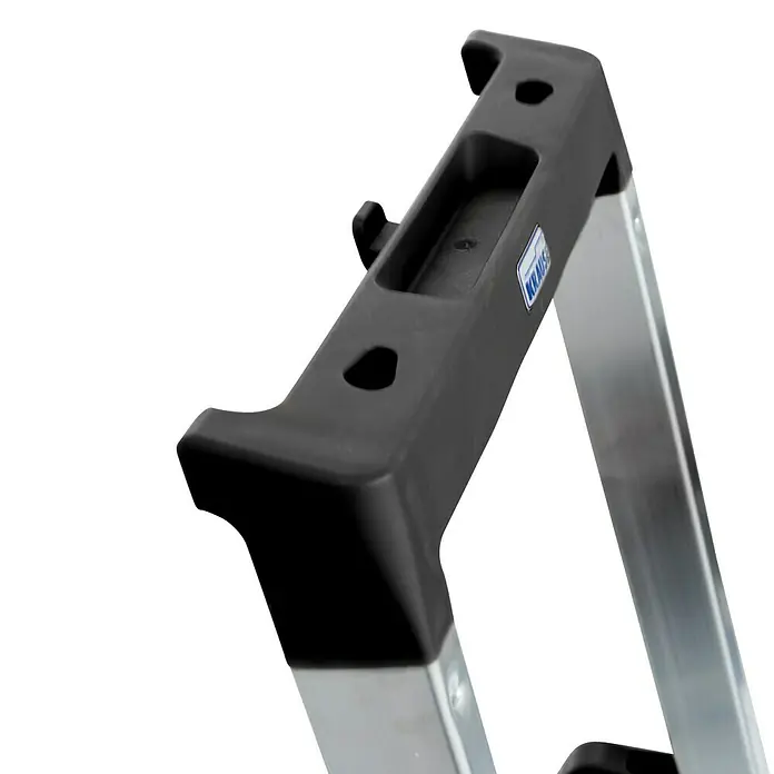 Krause Monto Stehleiter Solidy - Arbeitshöhe: 3,25 m, Anzahl Tritte: 6 Stk., Belastbarkeit: 150 kg, Aluminium - Detailaufnahme einer Kraus-Leiter mit schwarzem Kunststofffuß und silbernen Holmen. Solide und sicher für jeden Einsatz.