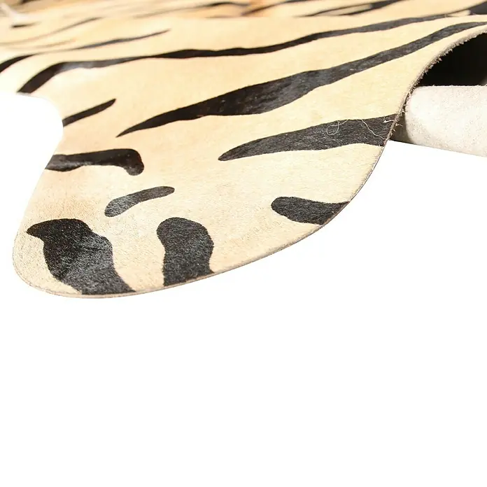 Esbeco Kuhfell - 100 % Echtfell, Tiger - Nahaufnahme eines Tierfells mit auffälligem Tigerstreifenmuster, das eine luxuriöse und exotische Note vermittelt.