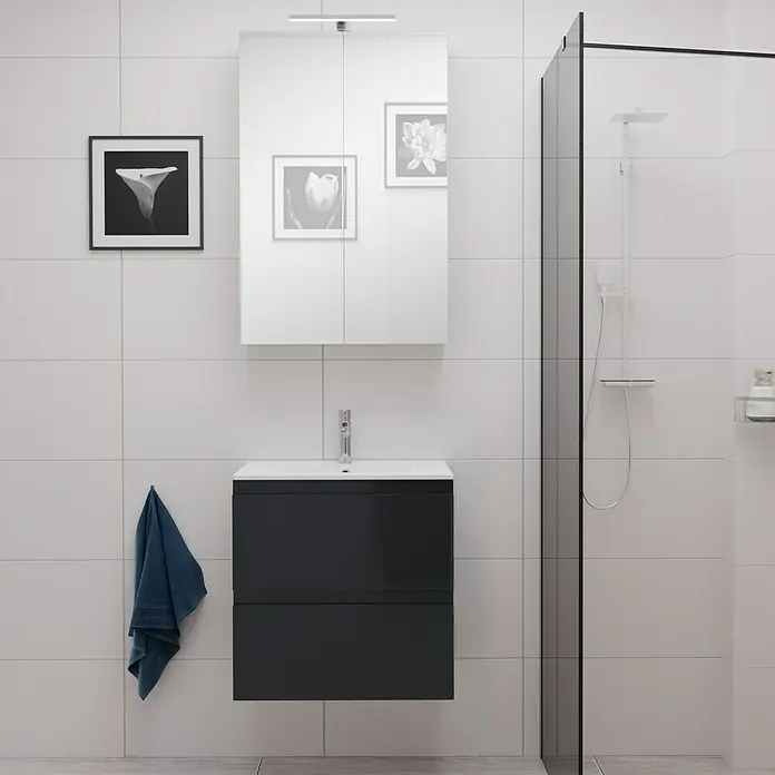 Camargue Espacio Waschtischunterschrank - 60 x 46 x 60 cm, 1 Einlegeboden, Gama anthrazit glänzend - Ein modernes Badezimmer mit einem grauen Waschtischunterschrank und einem Spiegelschrank über dem Waschbecken. Eine Dusche ist im Hintergrund.
