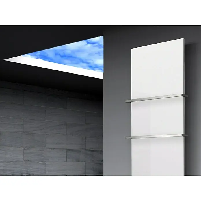 Szagato Designheizkörper Manhattan 3 - B x H: 470 x 1.800 mm, Wärmeleistung bei Vorlauftemperatur von 75 °C (D: 50): 1.118 W, Weiß, Mit 2 Handtuchhalter (15 mm) - Elegantes Design für Ihr Badezimmer: Der weiße Heizkörper mit zwei silbernen Handtuchhaltern sorgt für Wärme und Stil.