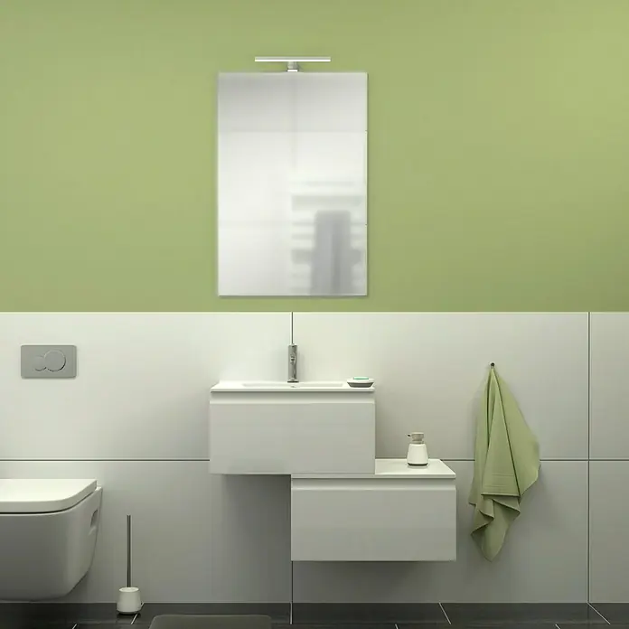 Camargue Espacio Badmöbel-Set G43 - 80 cm, Gama weiß glänzend - Modernes Badezimmer mit Toilette, Waschbeckenunterschrank und Spiegel. Der Raum ist in Grün- und Weißtönen gehalten und wirkt minimalistisch.