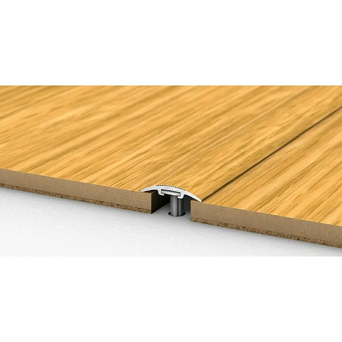 LOGOCLIC Übergangsprofil 201 - Eiche, 0,9 m x 30 mm, Montageart: Schrauben - Bodenelement mit einer silbernen Übergangsschiene.