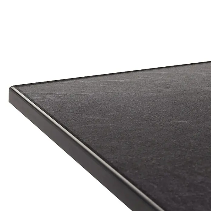 Sieger Boulevard Gartentisch - L x B x H: 120 x 80 x 73 cm, Stahl, Vivodur, Rechteckig, Eisengrau/Anthrazit - Detailaufnahme einer Tischplatte in dunkler Steinoptik mit abgerundeten Kanten und einer feinen Struktur. Die Tischplatte wirkt robust.