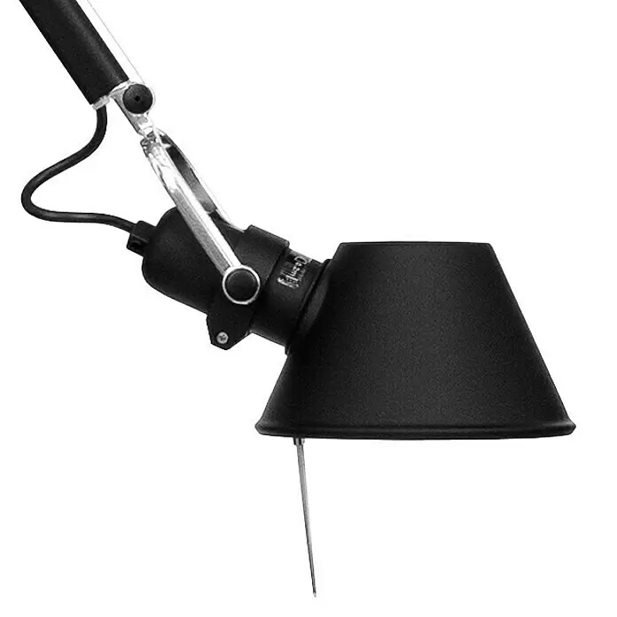Artemide Stehleuchte Tolomeo Terra - Höhe: 226 cm, Farbe Gehäuse: Schwarz, Silber - Schwarzer verstellbarer Schreibtischlampenkopf mit konischem Schirm und einem schlanken Metallwerkzeug, das darunter hervorsteht.